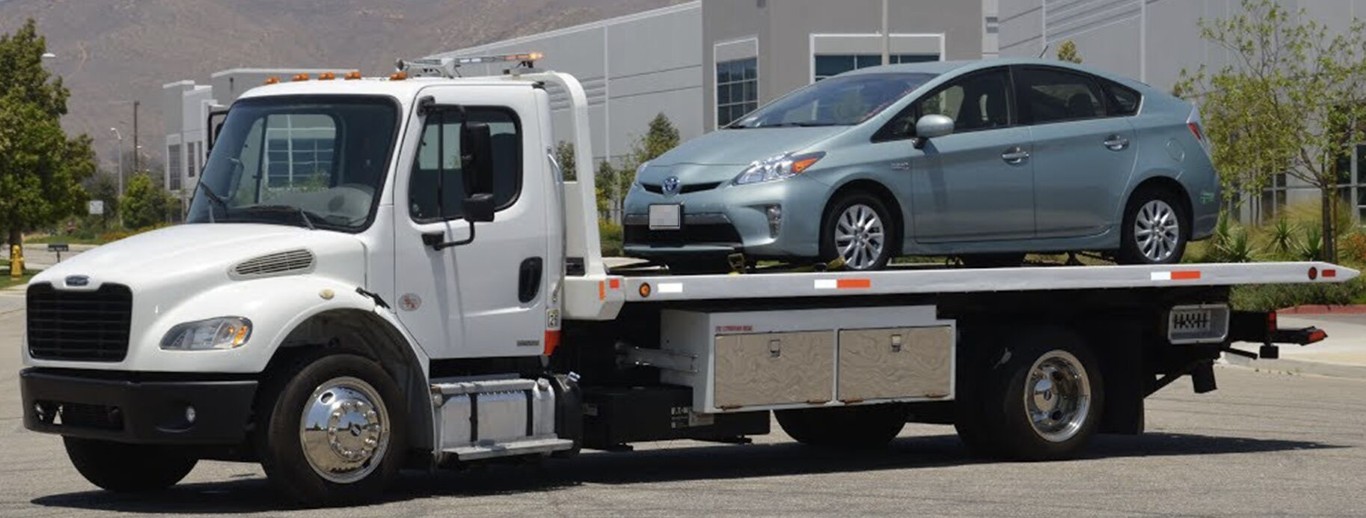 Professional towing service in Rosemead, CA with flatbed truck